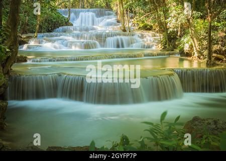 Huay Mae Khamin cascata a Kanchanaburi, Thailandia Sud-est asia Jungle paesaggio con incredibile turchese acqua di cascata a profonda tropica Foto Stock