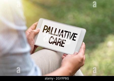 Visualizzazione concettuale cura palliativa, concetto Internet assistenza medica specializzata per mostrare con una malattia grave voce e capacità di videochiamata Foto Stock