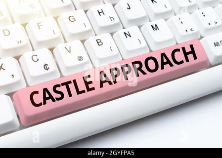 Caption concettuale Castle Approach, Business showcase luogo fortificato costruito da nobili Casa per nobiltà o royalty Typing Online Network Protocols, Cr Foto Stock