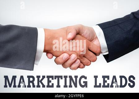 Didascalia di testo Presentazione di lead di marketing, concetto che significa persona che mostra interesse per il marchio o prodotti due professionisti ben vestiti Corporate Bu Foto Stock