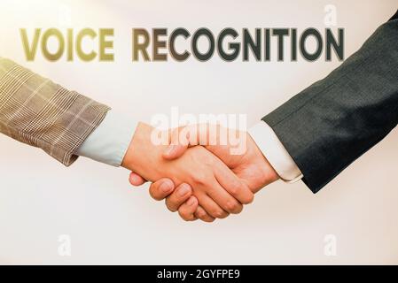 Testo della scrittura riconoscimento vocale, Internet Concept il controllo di un sistema informatico tramite una voce o voci due Professional ben vestito Corporate Bus Foto Stock