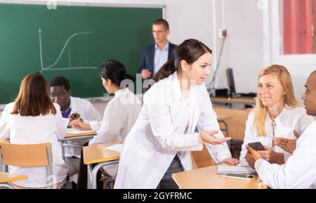 Gruppo multirazziale di medici che lavorano in gruppi Foto Stock