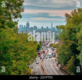 La A1 e lo skyline di Londra dal ponte Hornsey Lane. Il ponte è infame come un ponte suicida, a causa di una serie di suicidi commessi qui Foto Stock