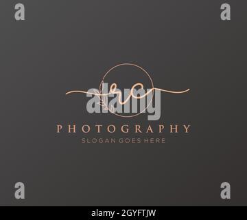 Logo RC femminile. Utilizzabile per la natura, salone, centro benessere, cosmetici e loghi di bellezza. Elemento modello di disegno con logo a vettore piatto. Illustrazione Vettoriale