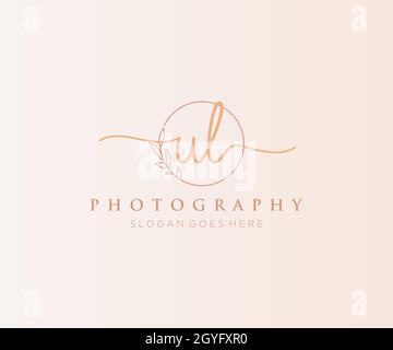 Logo femminile UL. Utilizzabile per la natura, salone, centro benessere, cosmetici e loghi di bellezza. Elemento modello di disegno con logo a vettore piatto. Illustrazione Vettoriale