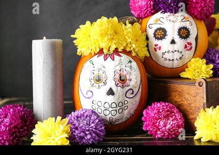 Zucche con cranio dipinto su sfondo scuro. Celebrazione della Giornata dei morti del Messico (El dia de Muertos) Foto Stock