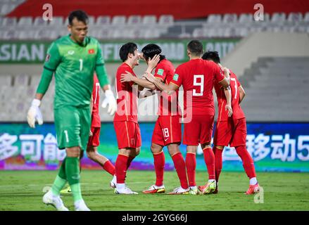 Sharjah. 8 Ott 2021. Giocatore di Cina festeggia il punteggio durante la Coppa del mondo FIFA Qatar 2022 partita di calcio di qualificazione asiatica tra Cina e Vietnam a Sharjah, Emirati Arabi Uniti, 7 ottobre 2021. Credit: Xinhua/Alamy Live News Foto Stock