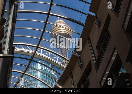 Sydney, Australia. Giovedì, 7th ottobre, 2021. Il quartiere finanziario centrale di Sydney si prepara a riaprire lunedì 11th ottobre. Ieri il NSW ha raggiunto il 70 per cento obiettivo di vaccinazione a doppia dose. Vista su JP Morgan e sulla Sydney Tower dalla Sydney Arcade. Il soffitto in vetro dello Strand Arcade consente alla luce naturale di entrare nello spazio. Credit: Paul Lovelace/Alamy Live News Foto Stock