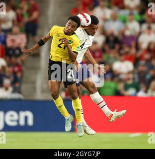 7 ottobre 2021: Il centrocampista della Giamaica TIREEK MAGEE (21) e il centrocampista degli Stati Uniti TYLER ADAMS (4) saltano a testa la palla durante una qualificazione della Coppa del mondo FIFA tra gli Stati Uniti e la Giamaica il 7 ottobre 2021 ad Austin, Texas. USA ha vinto 2-0 (Credit Image: © Scott Coleman/ZUMA Press Wire) Foto Stock