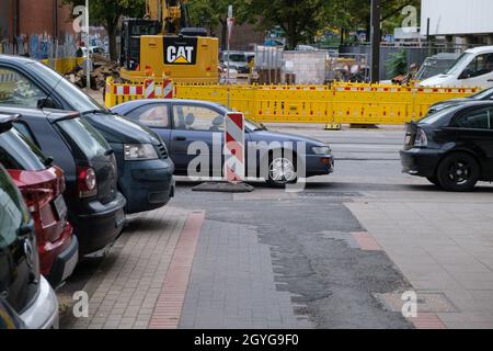 Hannover, Germania. 06 ottobre 2021. Parcheggio in bicicletta. Dopo una lunga disputa tra i governi federale e statale, il Bundesrat (sede superiore del parlamento) deciderà l'8 ottobre in merito alle modifiche al catalogo delle ammende. Le violazioni del parcheggio e l'accelerazione potrebbero quindi diventare molto più costose. I ciclisti e i pedoni devono essere meglio tutelati dalle nuove normative. Credit: OLE Spata/dpa/Alamy Live News Foto Stock
