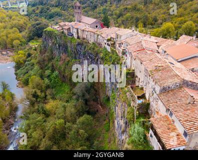 Castellfollit de la Roca sulla scogliera rocciosa, Spagna Foto Stock