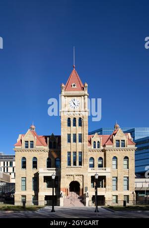 Il municipio di Calgary con torre dell'orologio, un edificio del 1911 in pietra arenaria Paskapoo, riabilitato nel 2020. È stato designato sito storico nazionale Foto Stock