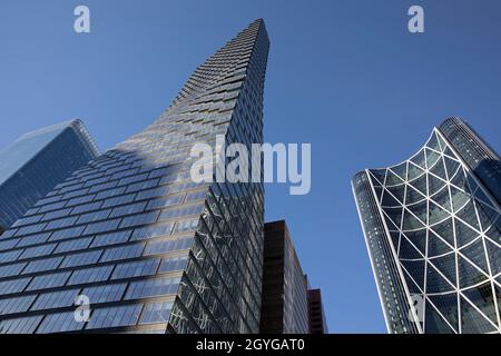 Edificio Telus Sky e grattacieli Bow Tower con cielo blu chiaro nel centro di Calgary, Alberta, Canada Foto Stock