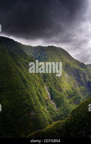 La cascata e paesaggio nuvoloso a valle Takamaka, Isola di Reunion Foto Stock