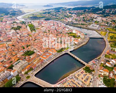 Pontevedra paesaggio urbano con moderni edifici di appartamenti e baia di mare Foto Stock