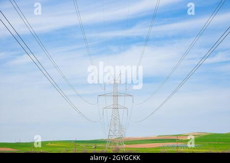 Pilone dell'azzurro del cielo. Grande pilone tiro dalla distanza contro il cielo blu brillante con cavi di sinistra e di destra Foto Stock