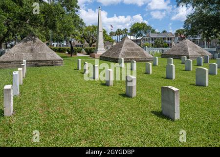 Le piramidi di Dade, che si ritiene siano il più antico monumento commemorativo in un cimitero nazionale, presso il cimitero nazionale di St. Augustine a St. Augustine, Florida. (USA) Foto Stock