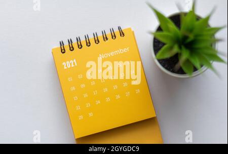Calendario degli strappi per novembre 2021. Calendario desktop per la pianificazione e la gestione di ogni data Foto Stock