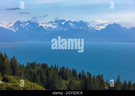 KACHEMAK BAY e una vista della catena montuosa di Chugach del Kachemak Bay state Park - HOMER, ALASKA Foto Stock