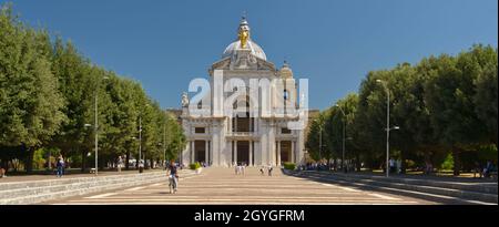 ITALIA, UMBRIA, ASSISI, PIAZZA PORZIUNCOLA, ST. BASILICA DI MARIA DEGLI ANGELI (BASILICA DI SANTA MARIA DEGLI ANGELI) Foto Stock