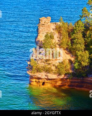 Miners Castle sul lago Michigan con una splendida scogliera rocciosa contro il lago Foto Stock