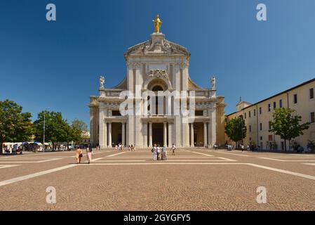 ITALIA, UMBRIA, ASSISI, PIAZZA PORZIUNCOLA, ST. BASILICA DI MARIA DEGLI ANGELI (BASILICA DI SANTA MARIA DEGLI ANGELI) Foto Stock
