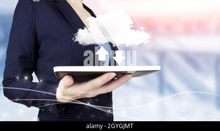 Aggiornamento Software programma computer aggiornamento concetto di tecnologia aziendale. Tablet bianco portatile con cloud ologramma digitale, download, data sign on light Foto Stock