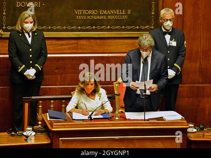 Roma, Italia. 7 ottobre 2021. Il Presidente della Camera dei deputati Roberto Fico (2nd R) si rivolge alla settima Conferenza dei relatori parlamentari dei Paesi del G20 a Roma, in Italia, il 7 ottobre 2021. La conferenza si è tenuta a Roma dal 7 all'8 ottobre sia online che offline. Credit: Jin Mamengni/Xinhua/Alamy Live News Foto Stock
