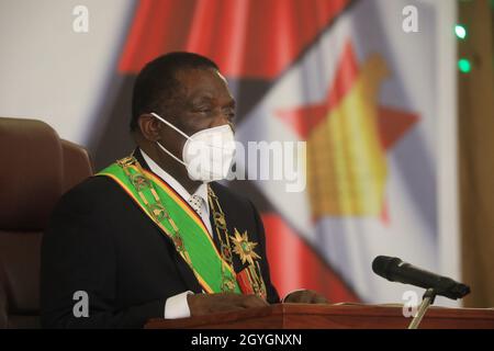 Harare, Zimbabwe. 7 ottobre 2021. Il Presidente dello Zimbabwe Emmerson Mnangagwa presenta il discorso sullo Stato della Nazione (SONA) nella Camera di Stato di Harare, Zimbabwe, il 7 ottobre 2021. Mnangagwa giovedì ha presentato la SONA, che ha anche segnato l'apertura della quarta sessione del Nono Parlamento dello Zimbabwe.TO ANDARE CON 'Roundup: Il presidente dello Zimbabwe stabilisce l'agenda legislativa tra le prospettive di crescita' credito: Wanda/Xinhua/Alamy Live News Foto Stock