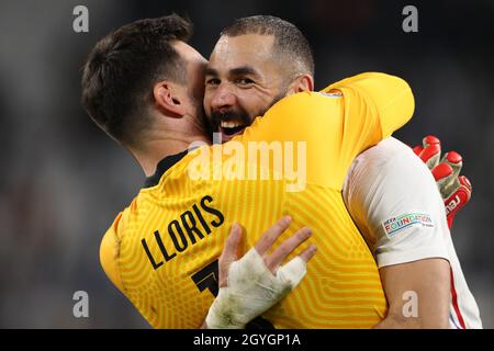 Torino, 7 ottobre 2021. Karim Benzema di Francia festeggia con il compagno di squadra Hugo Lloris dopo il fischio finale della partita della UEFA Nations League allo Stadio Juventus di Torino. Il credito d'immagine dovrebbe essere: Jonathan Moscrop / Sportimage Foto Stock