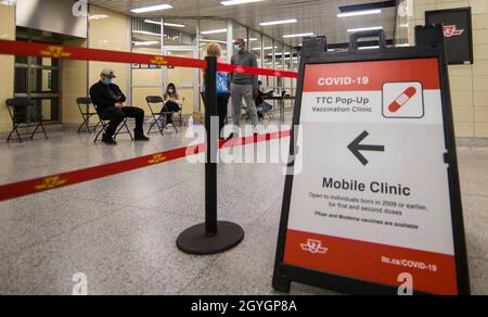 Toronto, Canada. 7 ottobre 2021. Le persone si siedono in un'area di attesa dopo essere state vaccinate in una clinica di vaccinazione COVID-19 di una stazione della metropolitana a Toronto, Ontario, Canada, il 7 ottobre 2021. Il Canada ha segnalato 3,783 nuovi casi COVID-19 il giovedì pomeriggio, portando il totale cumulativo a 1,651,233 casi con 28,141 morti, secondo CTV. Credit: Zou Zheng/Xinhua/Alamy Live News Foto Stock