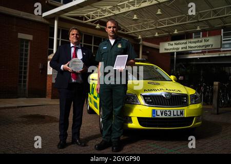 Consulente Neurologo e Stroke Physician Dr. Rob Simister e Paramedic Patrick Hunter presso il National Hospital for Neurology and Neurochirurgia di Londra, con un premio che è stato assegnato per lo sviluppo di una nuova tecnica utilizzata per valutare i pazienti con ictus, portato per necessità durante la pandemia di coronavirus. Data foto: Martedì 5 ottobre 2021. Foto Stock