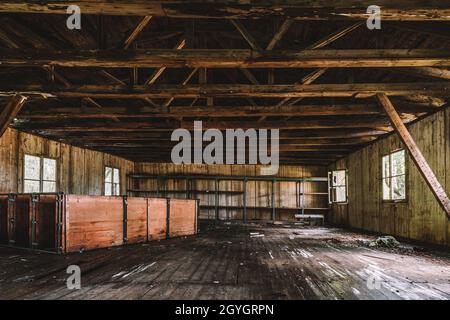 Una vecchia caserma abbandonata, un sito militare dilapidato con molti edifici e strutture che sono caduti in disfacimento per anni Foto Stock
