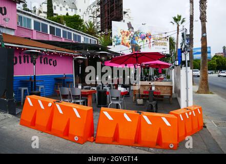 Los Angeles, California, Stati Uniti il 7 ottobre 2021 una vista generale dell'atmosfera di ristoranti all'aperto e barricate il 7 ottobre 2021 a West Hollywood, California, Stati Uniti. Foto di Barry King/Alamy Stock Foto Foto Stock