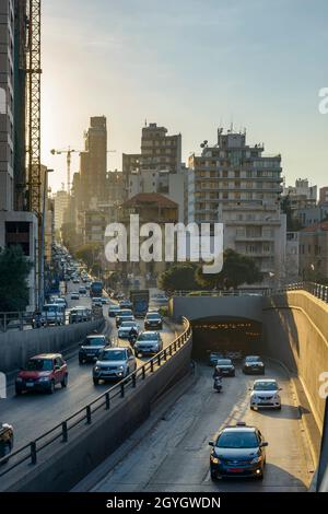 LEBANON, BEIRUT, ZOKAK EL BLAT, G?N?RAL FOUAD CH?HAB AVENUE, STRADA E TUNNEL ALL'USCITA DI WEST BEIRUT Foto Stock