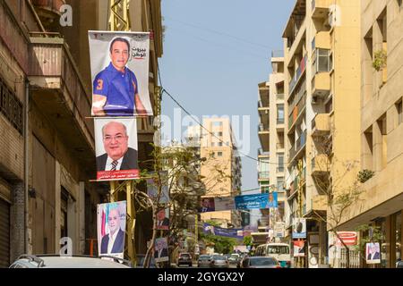 POSTER E STRISCIONI CON IL RITRATTO DEI CANDIDATI ALLE ELEZIONI PARLAMENTARI DEL 2018 IN LIBANO, VIA MICHEL CHIHA, MINET EL-HOSN, BEIRUT, LEBANO Foto Stock