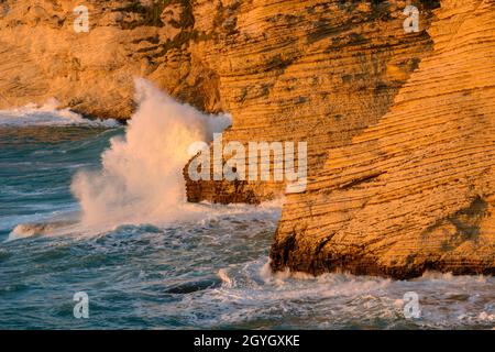 LIBANO, BEIRUT, RAS BEYROUTH, ROCCE DI PICCIONE (RAOUCHE) CON MARE MOSSO Foto Stock