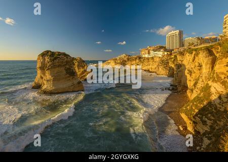 LIBANO, BEIRUT, RAS BEYROUTH, ROCCE DI PICCIONE (RAOUCHE) CON MARE MOSSO Foto Stock