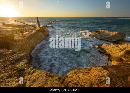 LIBANO, BEIRUT, RAS BEYROUTH, EL DELIE - ROUCHE, PICCOLO PORTO PER LE BARCHE CHE FANNO LA VISITA DI ROCCE DI PICCIONE (RAOUCHE) Foto Stock