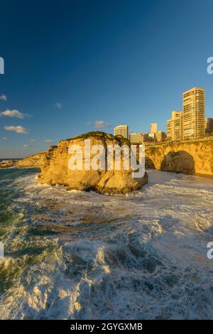 LIBANO, BEIRUT, RAS BEYROUTH, ROCCE DI PICCIONE (RAOUCHE) CON MARE MOSSO Foto Stock