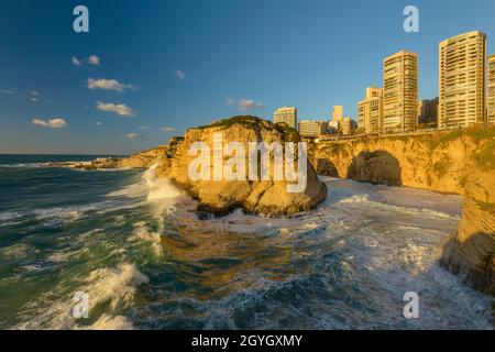 LIBANO, BEIRUT, RAS BEYROUTH, ROCCE DI PICCIONE (RAOUCHE) CON MARE MOSSO Foto Stock