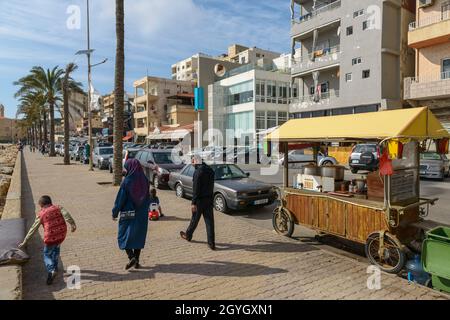 LIBANO, LIBANO MERIDIONALE, PNEUMATICO (SOUR), NABIH BERRI STREET, VENDITORE DI STRADA SULLA SPIAGGIA DI PNEUMATICO Foto Stock