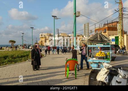 LIBANO, LIBANO MERIDIONALE, PNEUMATICO (SOUR), NABIH BERRI STREET, VENDITORE DI STRADA SUL MARE DI PNEUMATICI Foto Stock