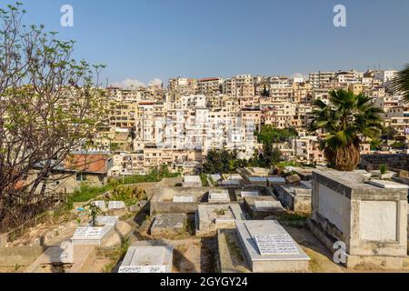 LIBANO, LIBANO SETTENTRIONALE, TRIPOLI, CIMITERO MUSULMANO E VISTA DEL DISTRETTO DI JESSRIN Foto Stock