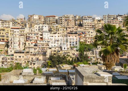 LIBANO, LIBANO SETTENTRIONALE, TRIPOLI, CIMITERO MUSULMANO E VISTA DEL DISTRETTO DI JESSRIN Foto Stock