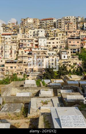 LIBANO, LIBANO SETTENTRIONALE, TRIPOLI, CIMITERO MUSULMANO E VISTA DEL DISTRETTO DI JESSRIN Foto Stock