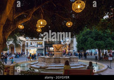 HERAKLION, GRECIA - Piazza Lions o Fontana Morosini, situata nel punto più centrale della città, costruita nel 1628 durante il periodo veneziano. Foto Stock