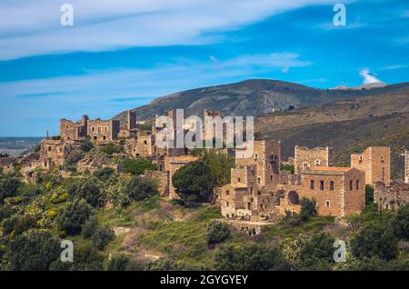 Vathia l'imponente villaggio tradizionale di mani con le caratteristiche case a torre. Lakonia Peloponneso Foto Stock