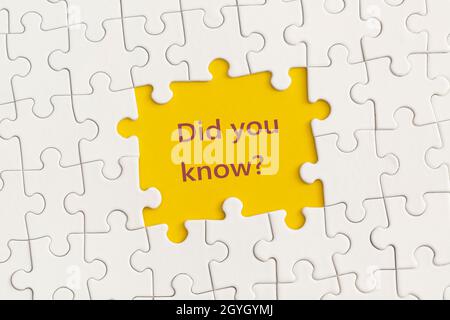 Dettagli bianchi del puzzle con il testo "did you know?" su sfondo giallo. Foto Stock