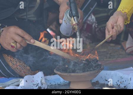 Palu, Sulawesi Centrale, Indonesia. 8 Ott 2021. Gli indù seguono la processione della cerimonia ngaben ngedet o la cremazione di massa al Tempio di Prajapati, Palu City, Sulawesi Centrale. Questo rituale include 36 sawos o corpi purificati, tra cui le vittime di Covid-19 che sono state precedentemente bruciate e sepolte per essere resuscitate in modo che i loro spiriti possono essere ben accolti in presenza di Ida Sang Hyang Widhi Wasa Credit: ADI Pranata/ZUMA Wire/Alamy Live News Foto Stock